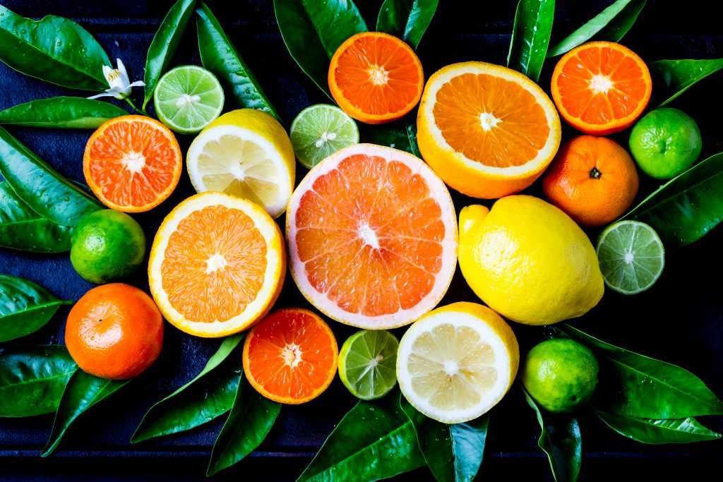 Чем лайм отличается лимона: краткая характеристика видов В чем их сходства, как эти виды фруктов выращивают и хранят, где используют Какой цитрус полезнее